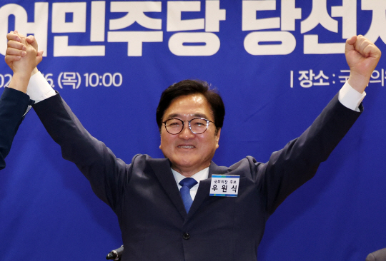 [서울=뉴시스] 우원식 더불어민주당 의원이 16일 오전 서울 여의도 국회 의원회관에서 열린 제22대 국회 전반기 국회의장단 후보 선출 당선자 총회에서 참석자들에게 인사하고 있다. 뉴시스