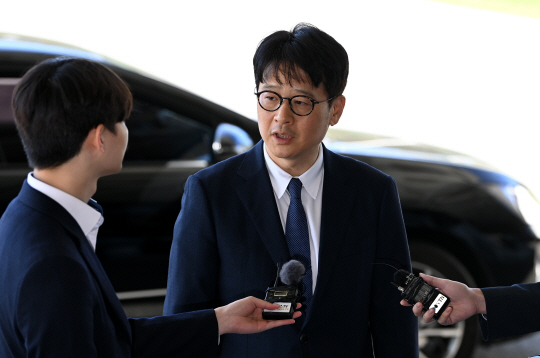 이창수 신임 서울중앙지검장이 16일 오전 서울 서초구 청사로 출근하며 취재진의 질문에 답하고 있다. 윤성호 기자