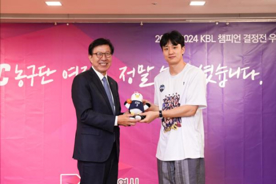 지난 15일 박형준 부산시장이 부산 KCC 이지스 소속 허웅 선수에게 감사 선물을 전달하고 있다. 부산시청 제공