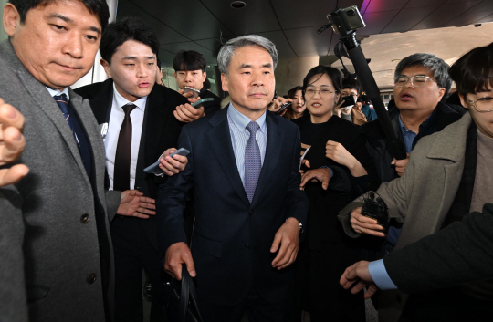 해병대 채모 상병 순직 사건 외압 의혹으로 수사받는 이종섭 전 주호주 대사가 지난 3월 21일 인천 영종도 인천국제공항 제1터미널을 통해 귀국하고 있다. 사진공동취재단