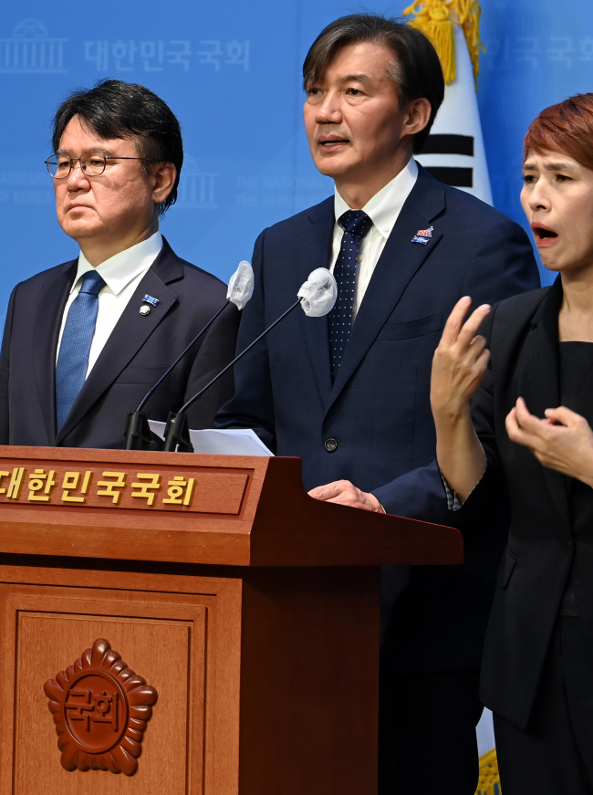 조국(가운데) 조국혁신당 대표가 17일 오전 국회 소통관에서 국회 개헌특별위원회 설치를 통한 ‘제7공화국 개헌’ 필요성을 주장하는 기자회견을 하고 있다. 곽성호 기자