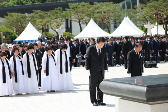 윤석열 대통령이 18일 광주 5·18 민주묘지에서 열린 제44주년 5·18 광주민주화운동 기념식에서 묵념하고 있다. 대통령실통신사진기자단