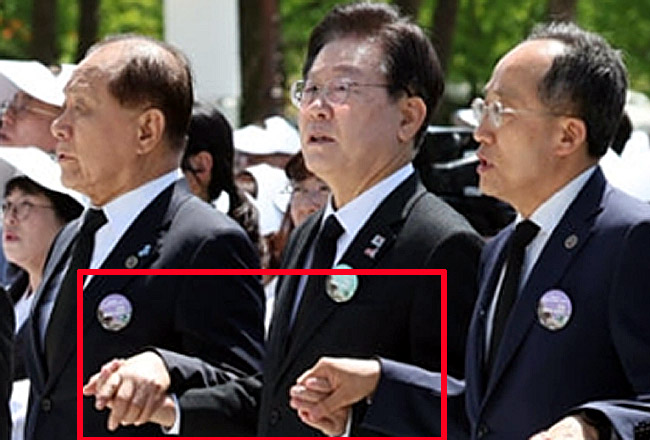 황우여 국민의힘 비상대책위원장과 이재명 더불어민주당 대표, 추경호 국민의힘 원내대표, 박찬대(왼쪽 세번째부터) 더불어민주당 원내대표 등 정당 대표자들이 18일 광주 북구 국립5·18민주묘지에서 열린 제44주년 5·18민주화운동 기념식에서 손을 잡고 임을위한 행진곡을 제창하고 있다. 뉴시스