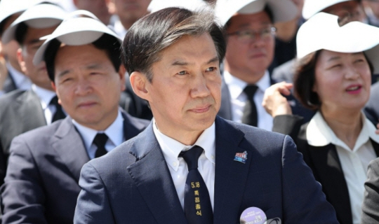 조국 조국혁신당 대표가 18일 광주시 북구 국립5·18민주묘지에서 열린 제44주년 5·18민주화운동 기념식에서 ‘5.18 폭정종식’이 수놓인 넥타이를 착용하고 있다. 연합뉴스