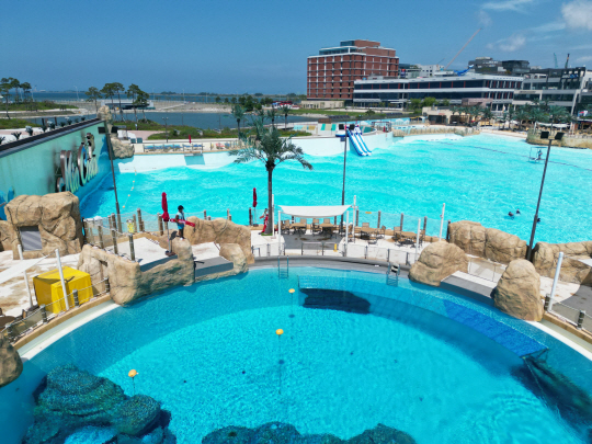 경기 시흥시 거북섬에 자리한 인공 서핑장 ‘웨이브파크’ 전경. 웨이브파크 제공