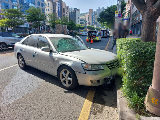 18일 부산 연제구 도로서 차량이 보행자 3명을 잇따라 치고 멈춰 섰다. 부산경찰청 제공