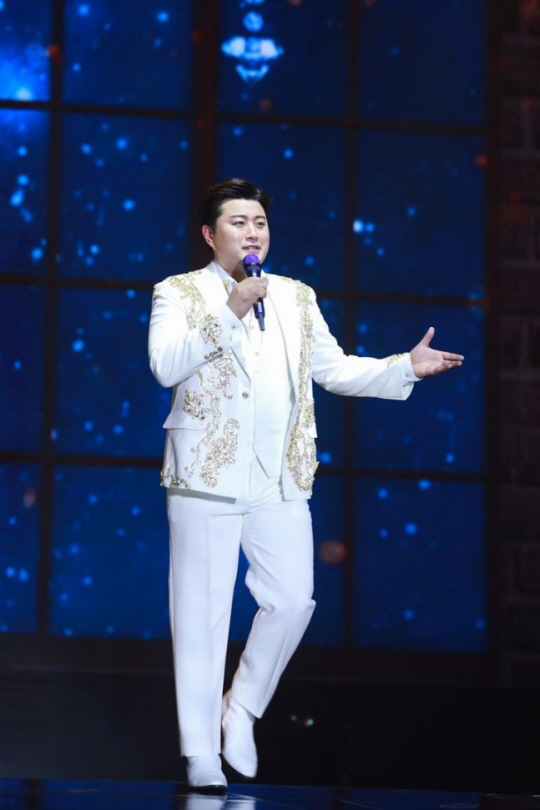 공연 중인 가수 김호중