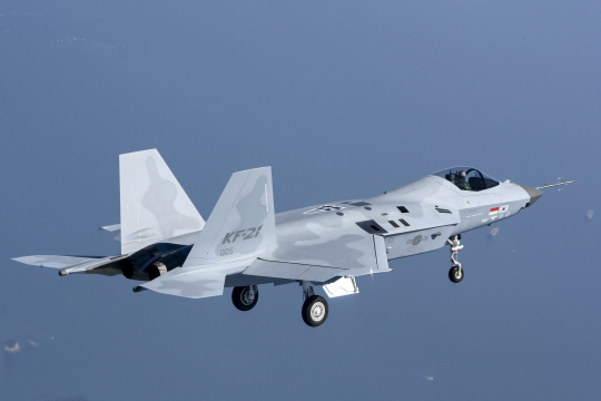 KF-21 시제 5호기가 사천 공항 상공을 비행하는 모습. 공동개발국을 상징하는 태극기와 인도네시아 국기가 선명하다. 방위사업청 제공