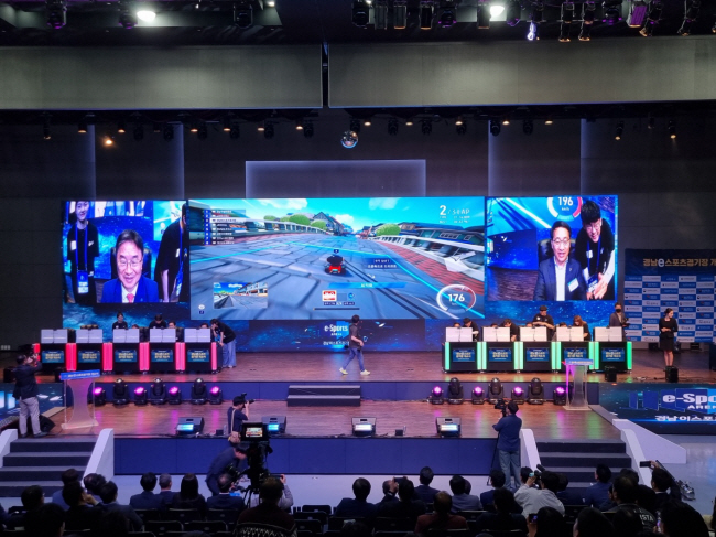 지난 17일 경남 진주시 가좌동 일원 경상국립대 100주년기념관에서 ‘경남 e-스포츠경기장’ 개소식이 열리고 있다.   경남도청 제공