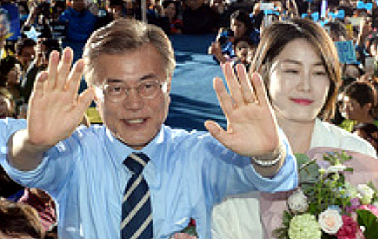 문재인 전 대통령이 대선후보 시절 2017년 5월 대통령 선거 마지막 유세에서 딸 문다혜 씨로부터 카네이션을 선물받고 기념촬영을 하고 있다. 뉴시스