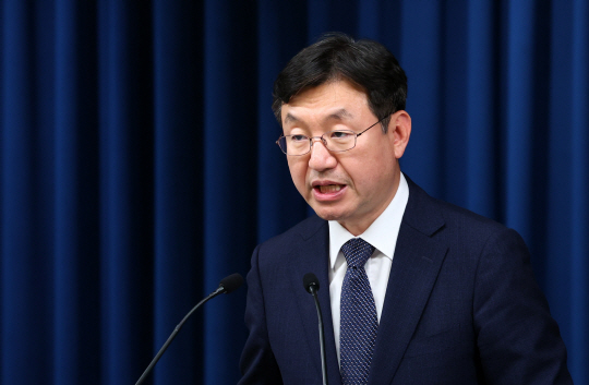 = 성태윤 정책실장이 20일 서울 용산 대통령실 청사에서 해외 직구 정책 관련 브리핑을 하고 있다. 뉴시스