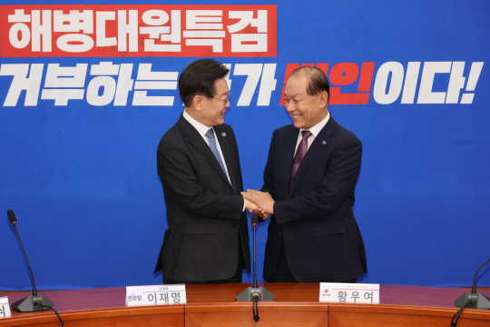 황우여(오른쪽) 국민의힘 비상대책위원장이 20일 오후 서울 여의도 국회에서 이재명 더불어민주당대표를 예방해 악수하고 있다. 연합뉴스