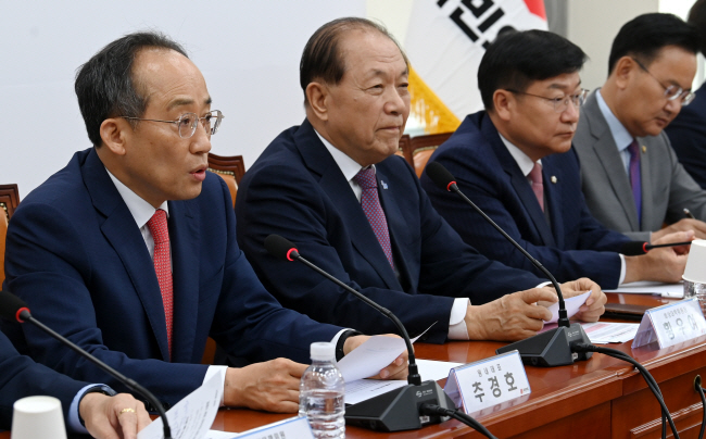 추경호(왼쪽) 국민의힘 원내대표가 20일 오전 국회에서 열린 비상대책위원회의에서 정부의 국가통합인증마크(KC) 미인증 해외직접구매 차단 번복과 관련해 당정 협의 필요성을 언급하고 있다. 곽성호 기자
