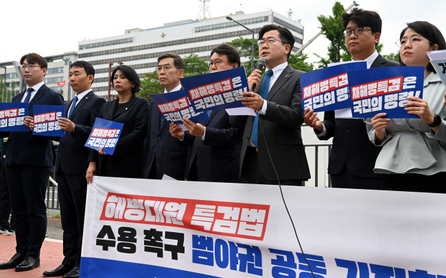 박찬대(오른쪽 세 번째) 더불어민주당 원내대표가 20일 오전 서울 용산구 대통령실 앞에서 윤석열 대통령의 ‘채 상병 특검법’ 수용을 촉구하는 범야권 7당 공동 기자회견에서 발언을 하고 있다.   곽성호 기자