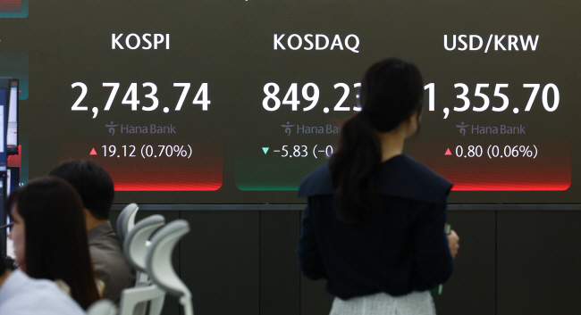20일 코스피 지수는 전장 대비 16.62포인트(0.61%) 오른 2741.24에 문을 열었다. 코스닥 지수도 1.16포인트(0.14%) 상승한 856.22에 거래를 시작했다. 이날 서울 중구 하나은행 딜링룸에서 딜러들이 업무를 보고 있다. 뉴시스
