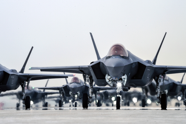 F-35A 스텔스 전투기들이 공군 청주기지에서 압도적 공군력을 과시하는 ‘엘리펀트 워크(Elephant Walk)’ 훈련을 실시하고 있다. 엘리펀트 워크는 수십 대의 전투기가 최대 무장을 장착하고 밀집 대형으로 이륙 직전 단계까지 지상 활주하는 훈련이다. 공군 제공