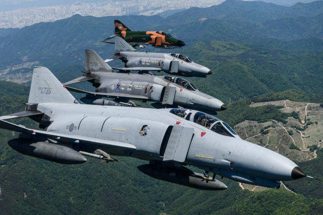 지난 9일 마지막 국토순례비행을 하고 있는 F-4E 팬텀 대대가 사선으로 대형을 이뤄 비행 중이다. 55년간 대한민국 영공을 수호해온 팬텀은 오는 6월 7일 고별식을 갖는다. 공군 제공