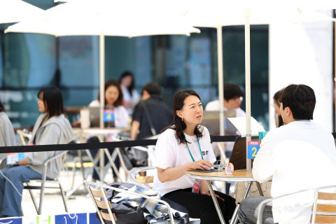 가천대학교 행사 공공주택 컨설팅 현장에서 직원이 참여 청년에게 정보를 제공하고 있다. LH제공