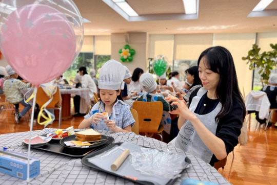 지난 18일현대엔지니어링 계동 본사에서 진행된 ‘임직원 자녀 초청행사’에 참여한 임직원 자녀들이 직접 음식을 만들어보고 있다. 현대엔지니어링 제공