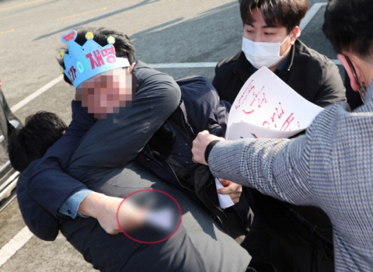 지난 1월2일 오전 부산 강서구 대항전망대에서 이재명 더불어민주당 대표를 습격한 60대 남성이 흉기를 든 채 경찰에 제압되고 있다. 뉴시스