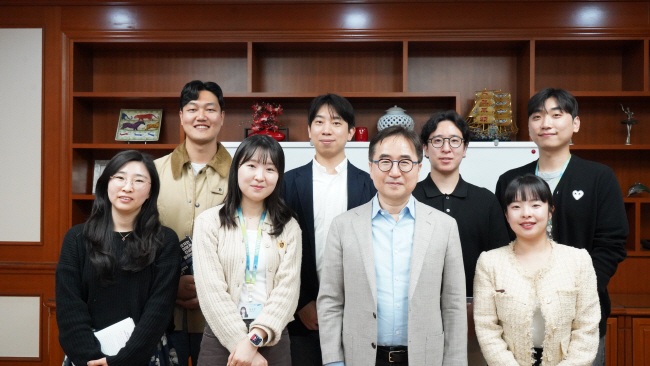 “MZ사원 조언 구해요”… 삼성전기 장덕현 대표 ‘리버스 멘토링’ 눈길[CEO & 스토리]