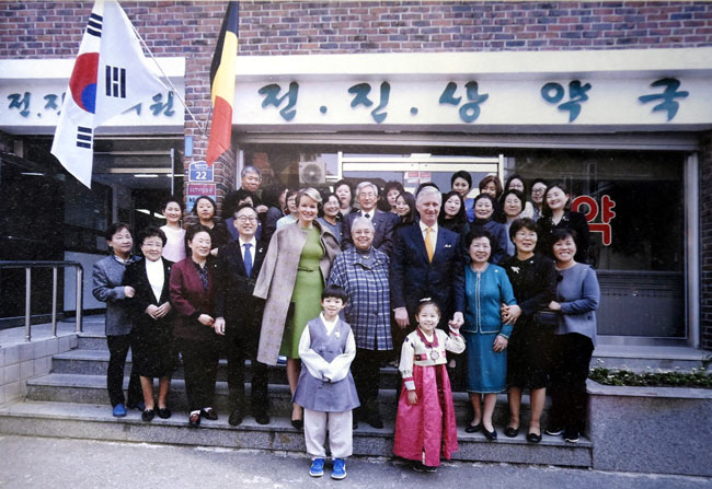 배 원장(두 번째 줄 오른쪽 다섯 번째)과 의원 관계자들이 지난 2019년 3월 우리나라를 국빈 방문한 벨기에 필리프(〃네 번째) 국왕 내외, 유성훈(두 번째 줄 왼쪽 네 번째) 금천구청장 등과 함께 기념촬영한 모습. 배현정 원장 제공