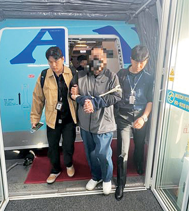 12년 전 30억 원대 사기 범죄를 저지른 후 쿠웨이트로 도주한 B(58) 씨가 지난달 강제송환되고 있다.  연합뉴스