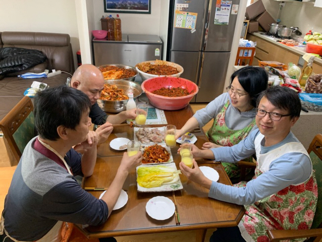 형제들이 모여 함께 김장하던 날의 모습. 매제 안대찬(오른쪽 앞) 형의 얼굴이 맑고 환해서 다시 보는 마음이 더욱 애틋하다.