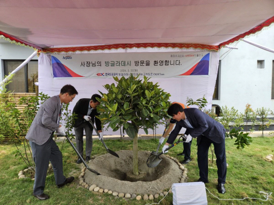 지난 20일 함진규 한국도로공사 사장이 방글라데시 현지에서 기념 식수를 하고 있다. 도로공사 제공