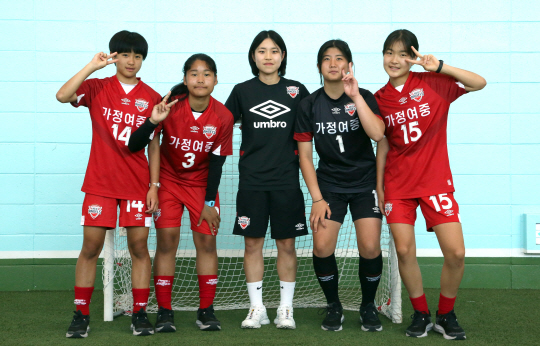 인천 가정여중 축구부 선수들이 현대제철 레드엔젤스가 지원한 유니폼을 입고 기념촬영을 하고 있다. 현대제철 제공
