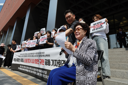 일본군 위안부 피해자 이용수 할머니가 22일 오후 서울 중구 주한독일대사관 앞에서 열린 독일 베를린 시장의 소녀상 철거 시사 발언 규탄 공동 기자회견에서 발언하고 있다. 연합뉴스