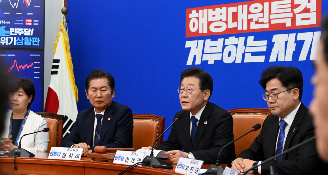 이재명(왼쪽 두 번째) 더불어민주당 대표가 22일 오전 국회에서 열린 최고위원회의에서 모두발언을 하고 있다. 왼쪽부터 정청래 최고위원, 이 대표, 박찬대 원내대표. 곽성호 기자