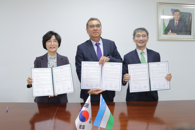 이수찬(오른쪽) 힘찬병원 대표원장과 박혜영(왼쪽) 상원의료재단 이사장이 지난 3일 부하라국립대학교를 방문해 업무협약을 체결한 뒤 기념사진을 찍고 있다. 힘찬병원 제공