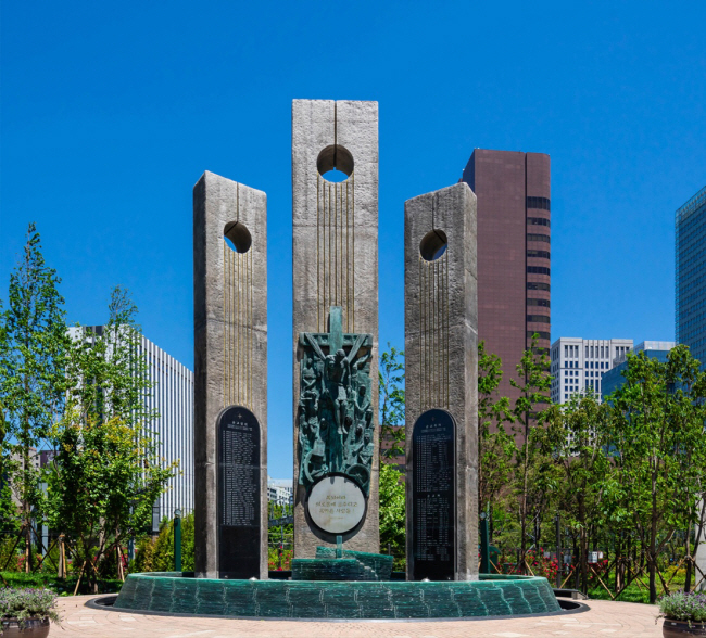 고 김수환 추기경 지시로 필자(조광호 신부)가 만든 서울 서소문 순교자성지 현양탑.