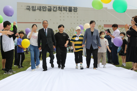 새만금개발청은 23일 국립새만금간척박물관에서 새만금 인근 초등학생들과 함께 종이비행기 날리기 행사를 개최했다고 밝혔다. 새만금개발청 제공