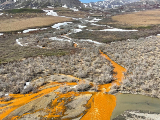 주황빛으로 변한 미국 알래스카 북부의 브룩스 레인지 일대의 강.미국 지질조사국(USGS) 제공.