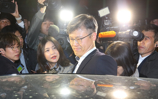 지난 2018년 5월 4일 정호성 전 청와대 부속비서관이 1년 6개월의 형기를 마치고 서울 구로구 서울남부구치소에서 출소해 대기해 있던 차에 타고 있다. 연합뉴스