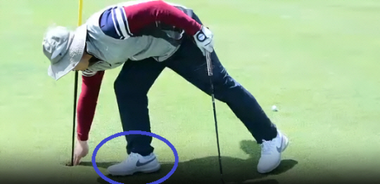 지난 9일 북한 평양에서 열린 ‘봄철 골프 애호가 경기’ 참가자가 나이키 상표가 붙은 흰색 골프화를 신고 경기에 임하고 있다. 조선중앙통신·RFA