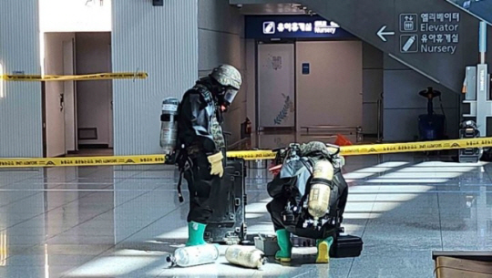 23일 인천국제공항 1터미널 출국장에서 소방대, 군 EOD가 신고를 받고 출동해 성분 미상의 흑색 가루를 조사하고 있다. 인천국제공항 제공