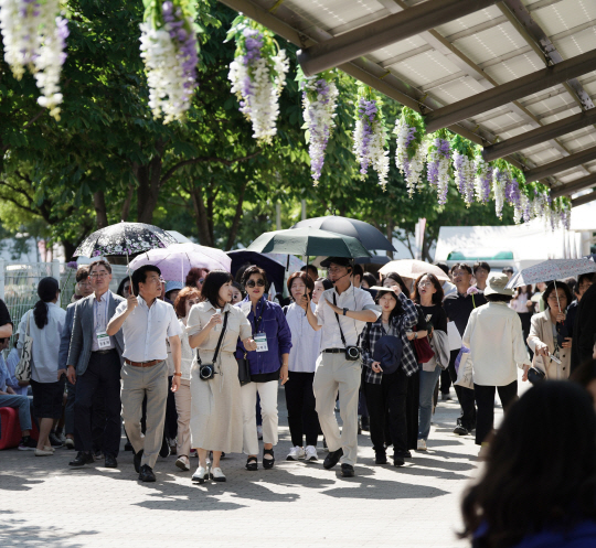 서강석(왼쪽 세번째) 서울 송파구청장이 21일 오후 구민 및 구 관계자 20여 명과 함께 뚝섬한강공원 서울국제정원박람회장을 찾아 둘러보고 있다. 송파구청 제공