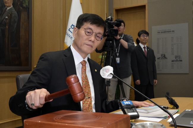 이창용 한국은행 총재가 23일 오전 서울 중구 한국은행 본점에서 열린 금융통화위원회 회의에서 의사봉을 두드리고 있다. 사진공동취재단