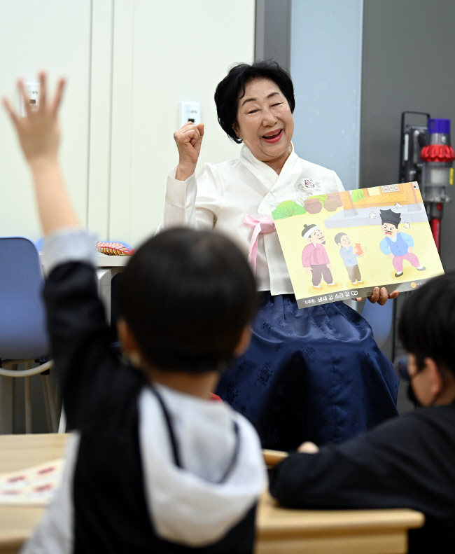 22일 서울 강북구 유현초교에서 ‘아름다운 이야기 할머니 사업’에 참여 중인 최임희씨가 옛이야기를 들려주고 있다. 박윤슬 기자