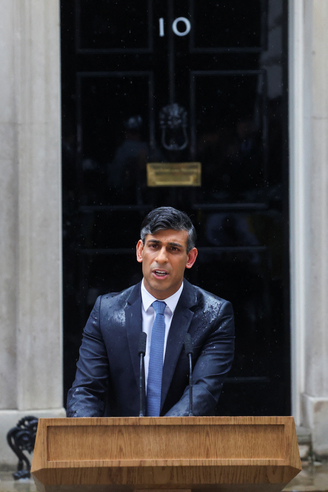 22일 리시 수낵 영국 총리가 런던 다우닝가 10번지 총리 관저 앞에서 비를 맞으며 7월 4일 조기 총선 계획을 발표하고 있다. 로이터 연합뉴스