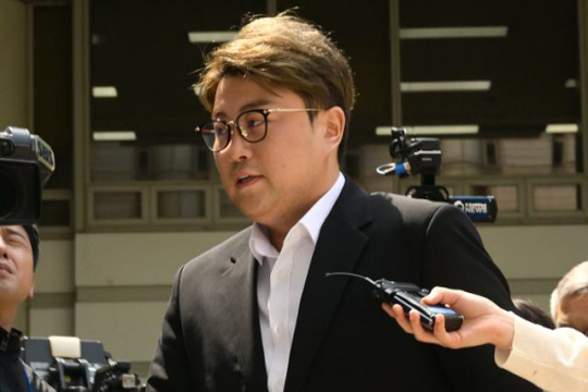 음주 뺑소니 혐의를 받고 있는 트로트 가수 김호중이 24일 서울 서초구 서울중앙지방법원에서 열린 구속 전 피의자 심문에 출석하고 있다. 뉴시스