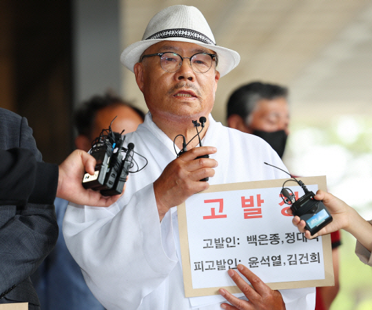 백은종 서울의소리 대표가 20일 오후 고발인 신분으로 조사를 받기 위해 서울 서초구 서울중앙지검에 출석하면서 기자들의 질문에 답하고 있다. 연합뉴스