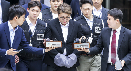 가수 김호중 씨가 24일 서울 서초구 서울중앙지방법원에서 열린 영장실질심사(구속 전 피의자심문)를 마친 뒤 법원을 나서고 있다. 김 씨 손에 수갑이 채워져 있다. 뉴시스