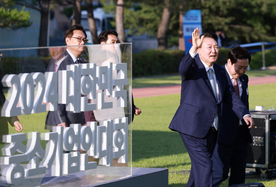 윤석열 대통령이 지난 23일 서울 용산 대통령실 잔디마당에서 열린 ‘2024 대한민국 중소기업인대회’에 김기문 중소기업중앙회장과 함께 참석하고 있다. 연합뉴스