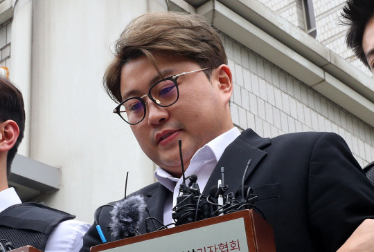 음주 뺑소니와 운전자 바꿔치기 혐의를 받고 있는 가수 김호중 씨가 24일 서울 서초구 서울중앙지방법원에서 열린 영장실질심사(구속 전 피의자심문)를 마친 뒤 법원을 나서고 있다. 뉴시스