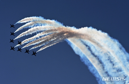 공군 블랙이글스가 지난해 4월19일 오후 경기도 수원시 공군 제10전투비행단 상공에서 ‘제44회 공군참모총장배 스페이스 챌린지’ 경인지역 예선을 앞두고 사전연습을 하고 있다. 뉴시스 제공