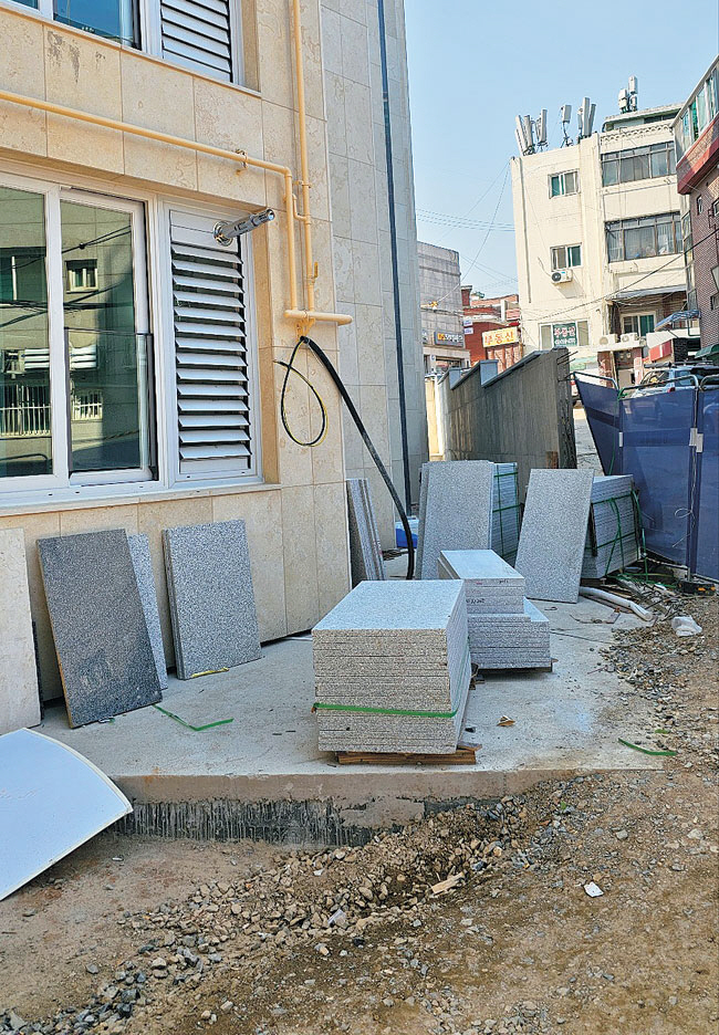 지난 17일 진행된 서울 구로구 신축 아파트 사전점검에서 아파트 곳곳이 미시공 상태로 공사 자재가 널브러져 있는 모습.독자 제공